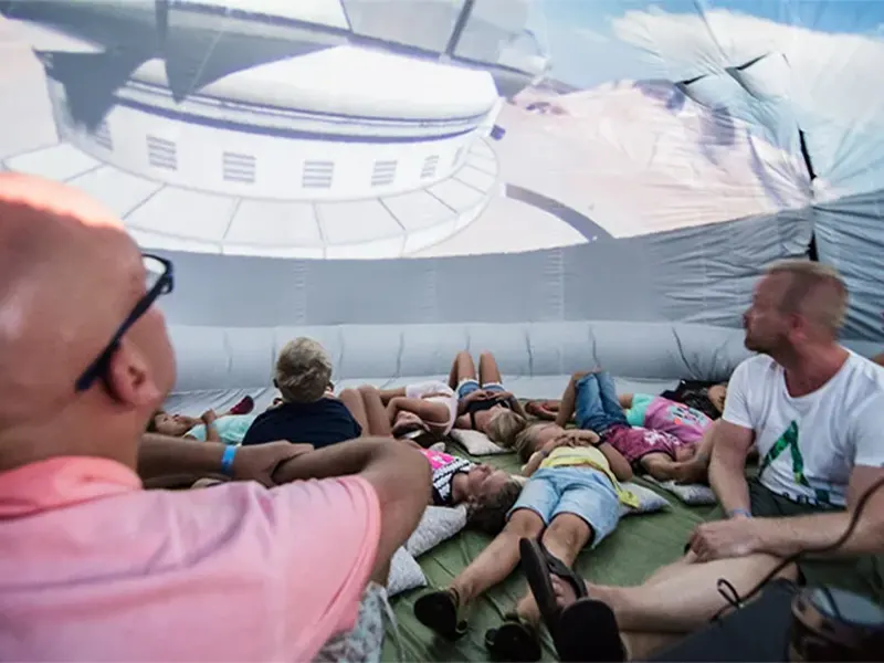 esdeveniment amb gent gaudint del planetari mobil