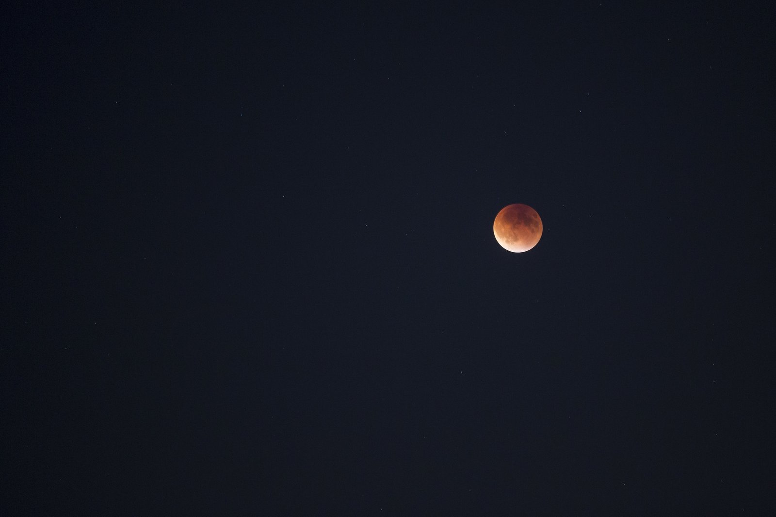 Dia 28, eclipsi parcial de Lluna